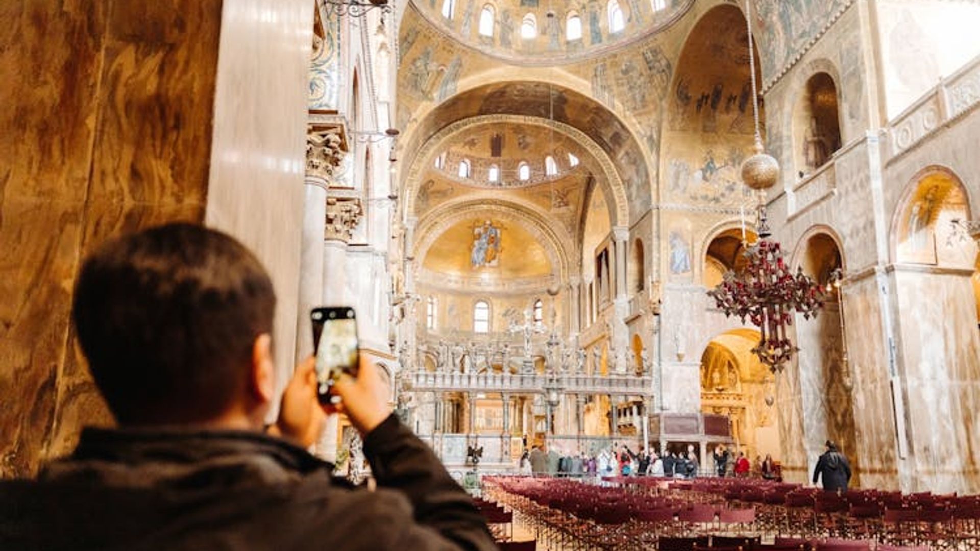 St. Mark's Basilica and Doge's Palace Guided Tour with Gondola Ride