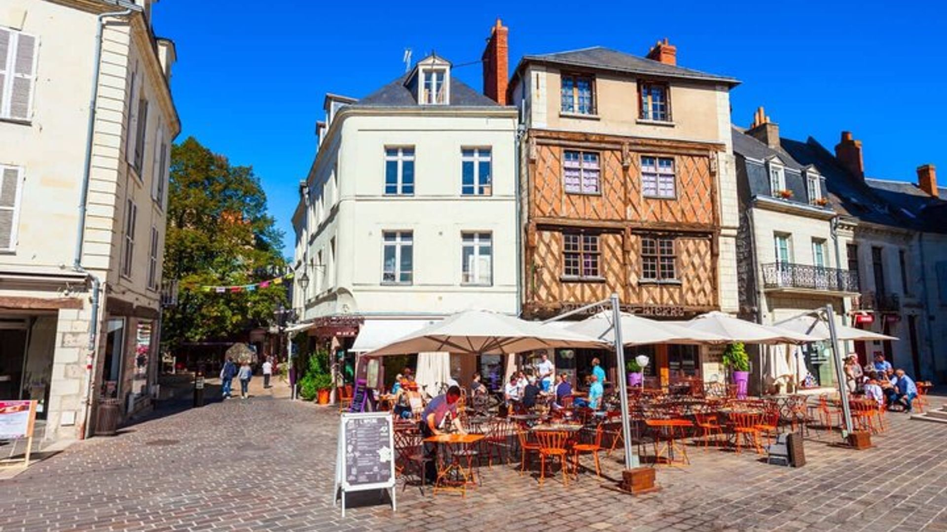 Hello Saumur : Private 2 - Hour Intro City Walk con Guía Local
