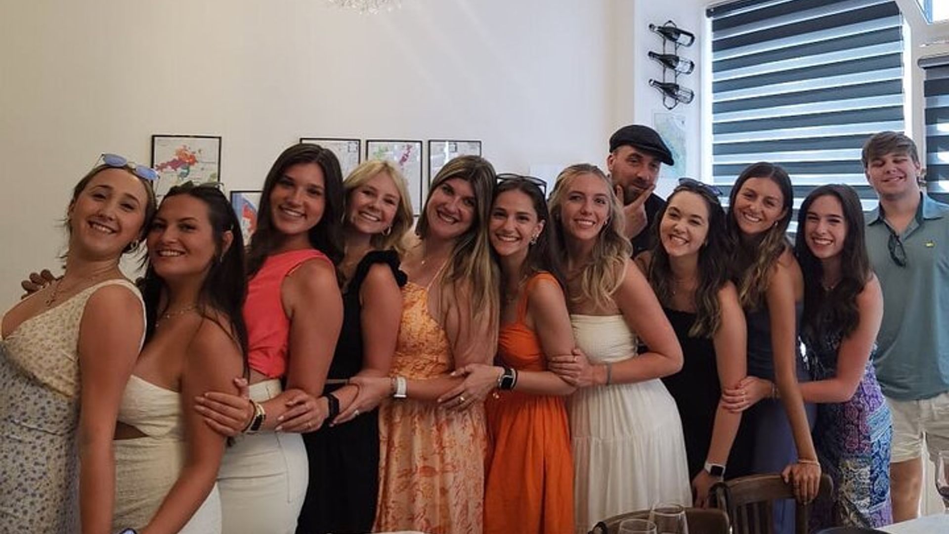 Degustación nocturna guiada de vinos y quesos para grupos pequeños de París