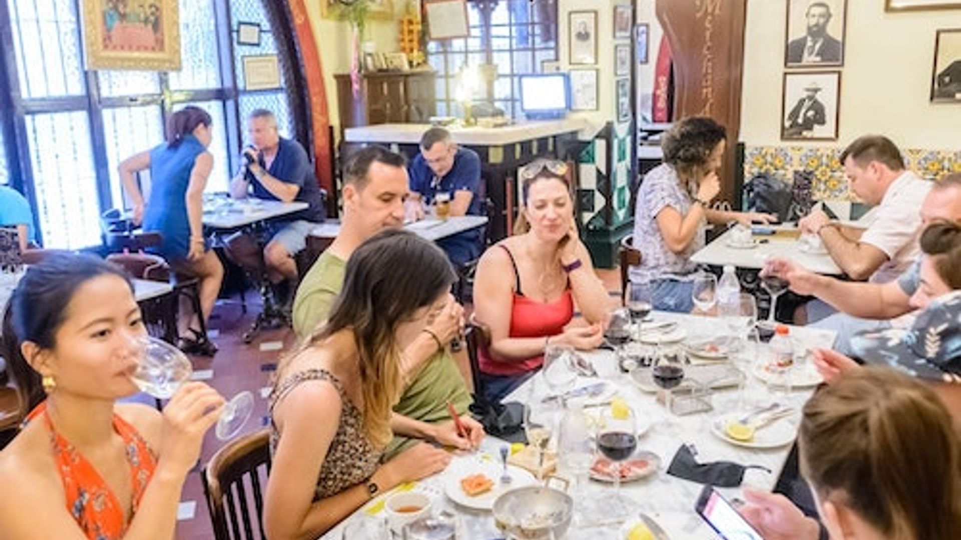 Barcelona: Wine & Tapas Guided e-Bike Tour