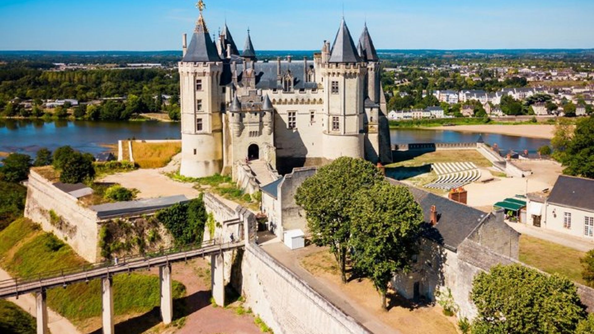 Saumur: 1.5 hour audio guided walking tour and 18 audio commentaries
