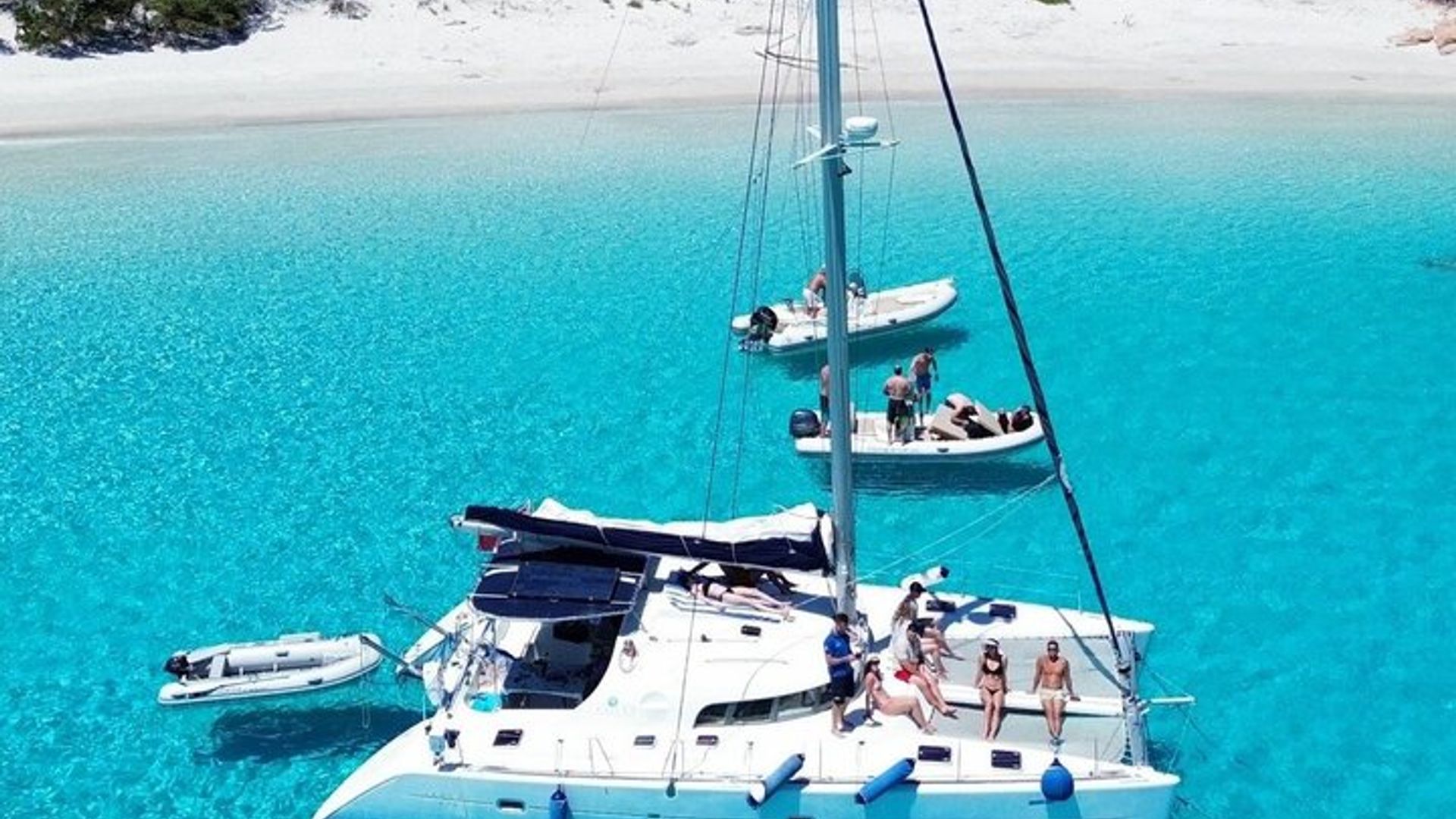 Um passeio de barco de dia inteiro em grupo pequeno pela Maddalena, com almoço incluído
