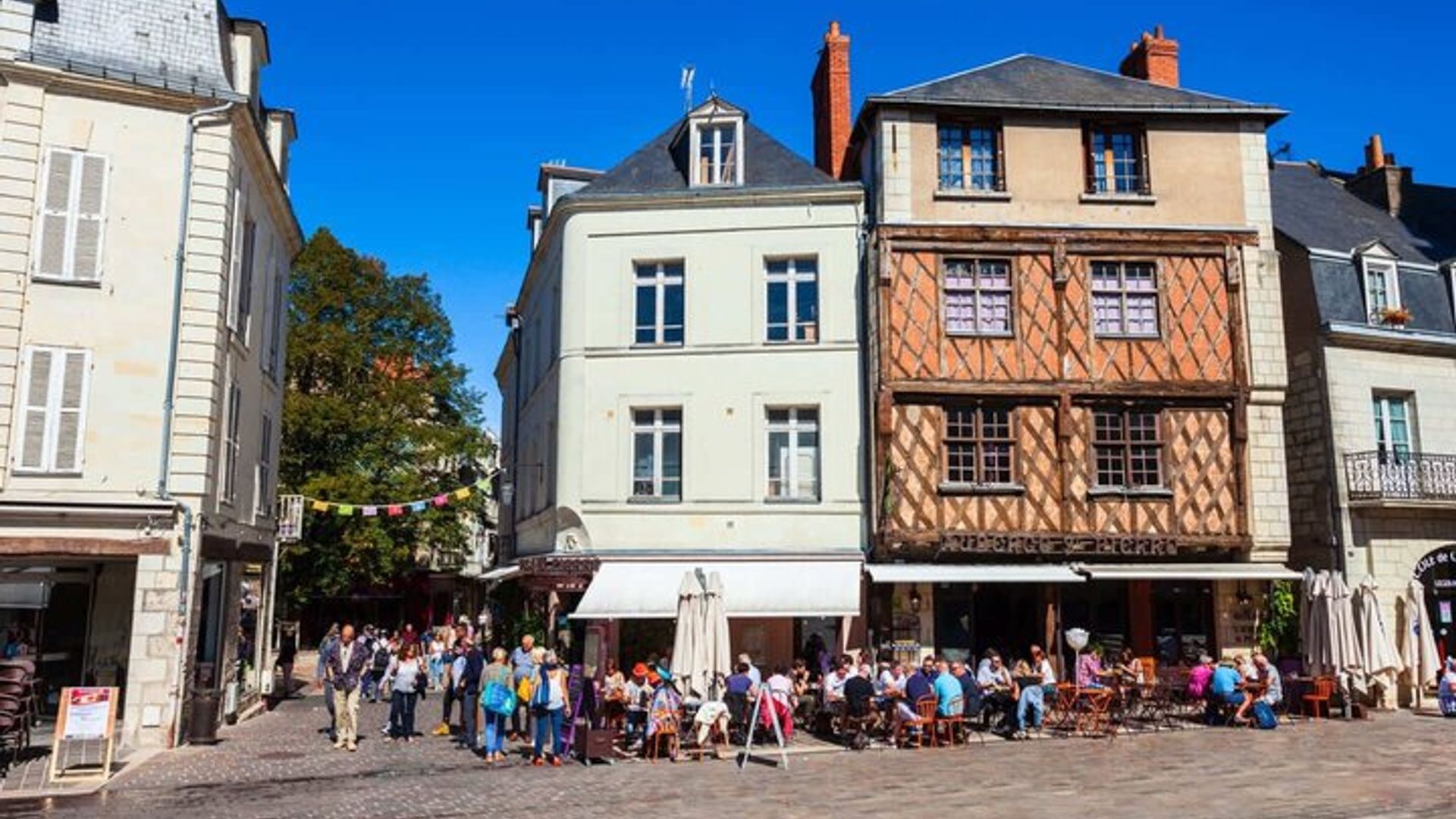Bonjour Saumur : Privé 2 - Heure Intro City Walk avec Guide Local