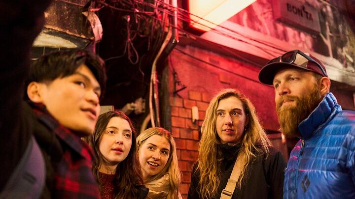 Tokyo: Shinjuku Private Guided Night Walking Tour