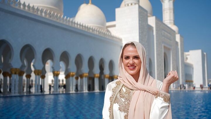 Abu Dhabi Sightseeing: Grand Mosque & Etihad Towers from Dubai