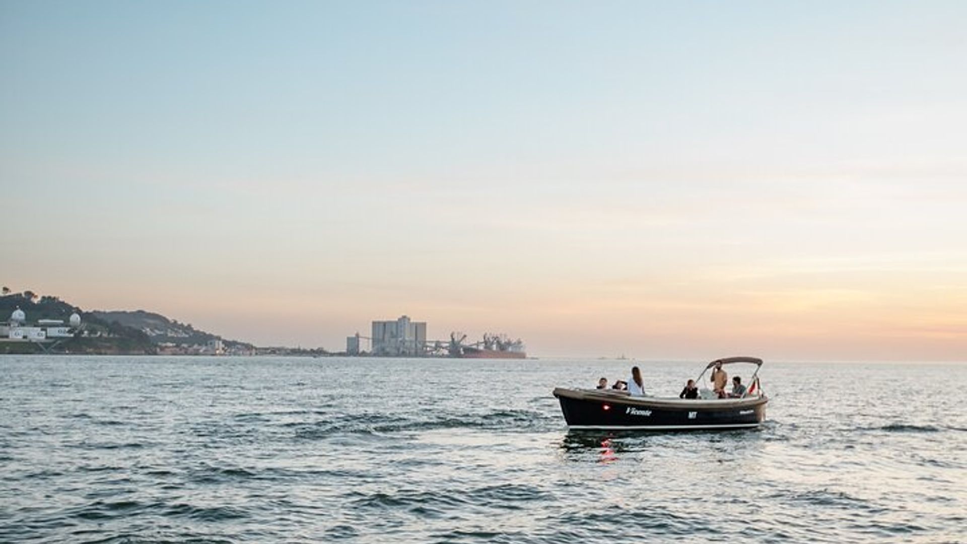 Croisière en bateau du Tage en petit groupe à Lisbonne avec pizza et bar ouvert