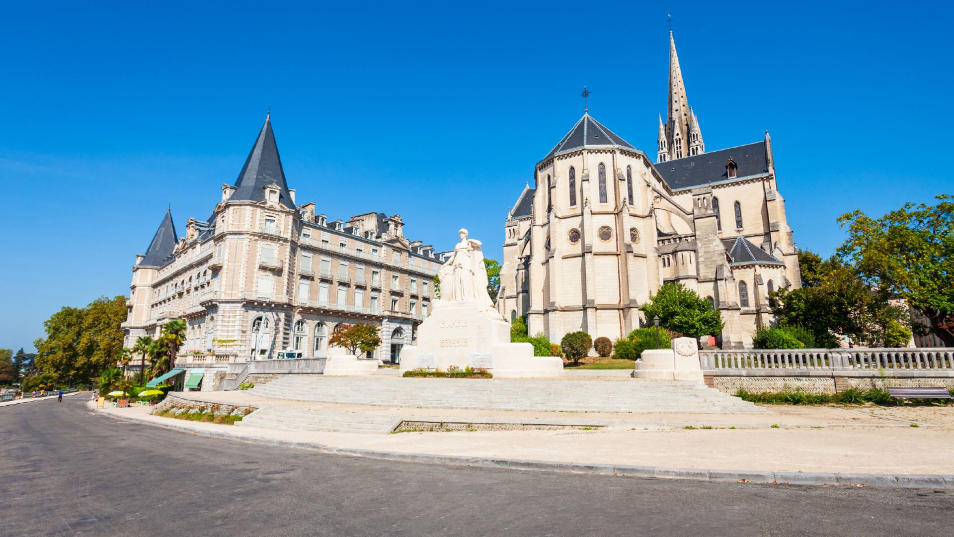 Pau: Audio guided walking tour (1h40 - 18 audio comments)