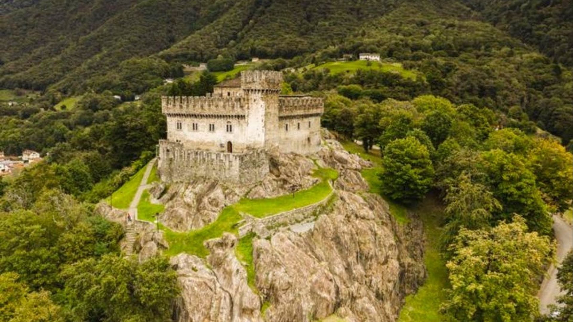 Bellinzona downloadable audio tour on your smartphone