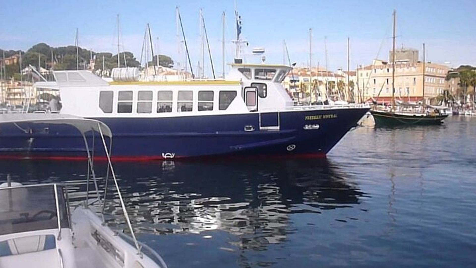 Bateau vers l'île paradisiaque & balade à vélo électrique depuis le port de Sanary