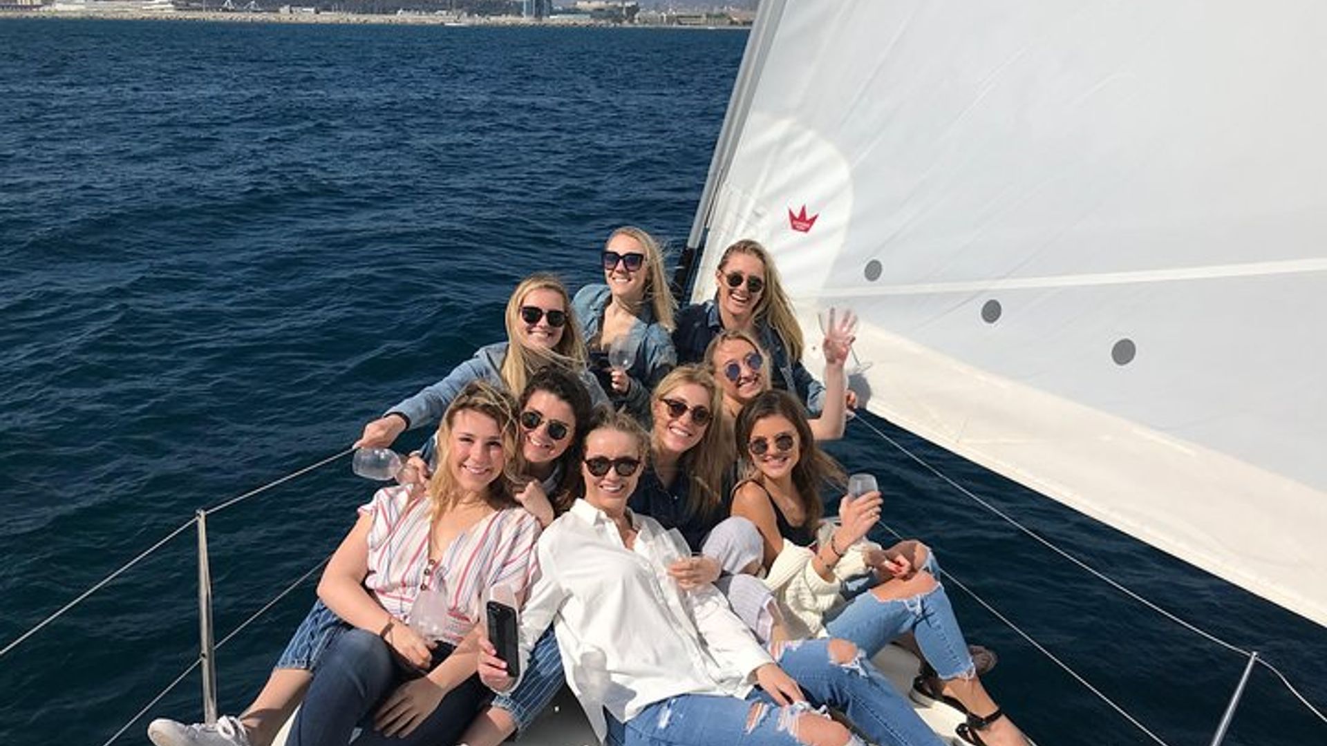 Barcelona Small-Group Boat Tour with Snacks and Open Bar