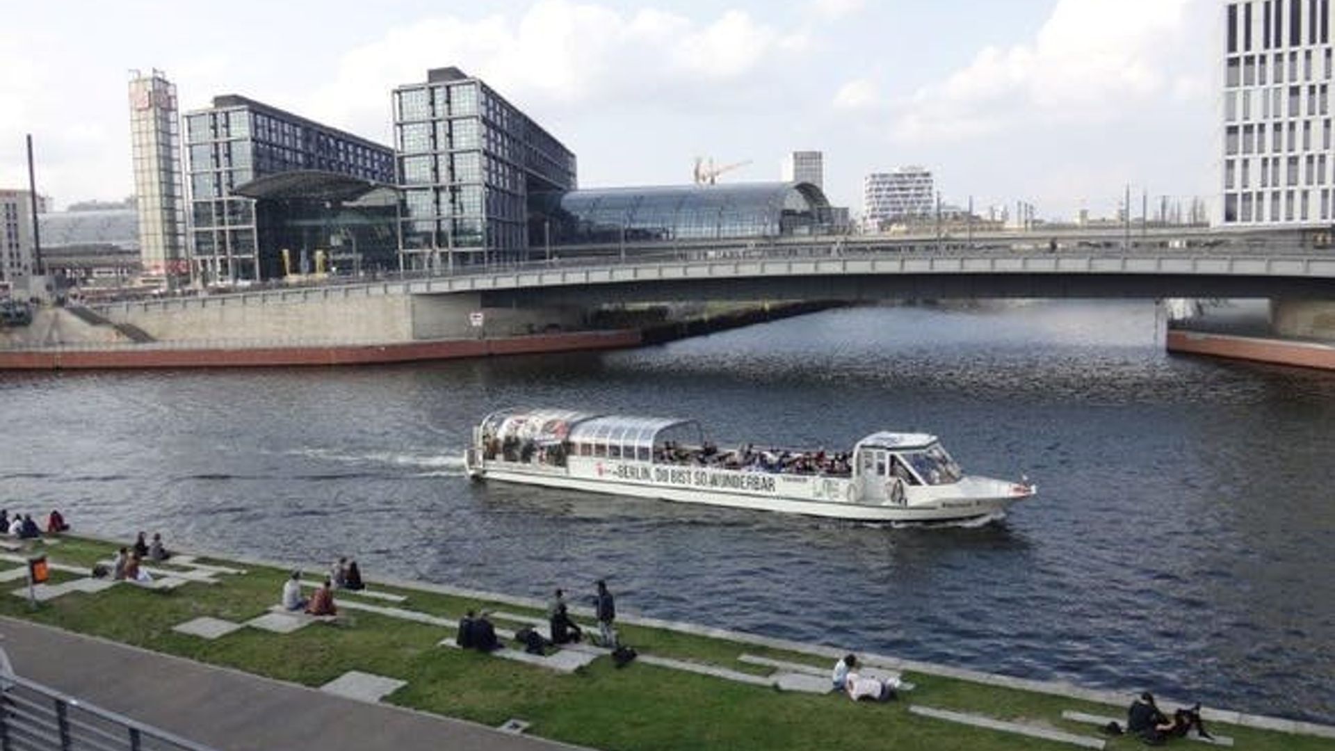 Spree boat trip through the center of Berlin