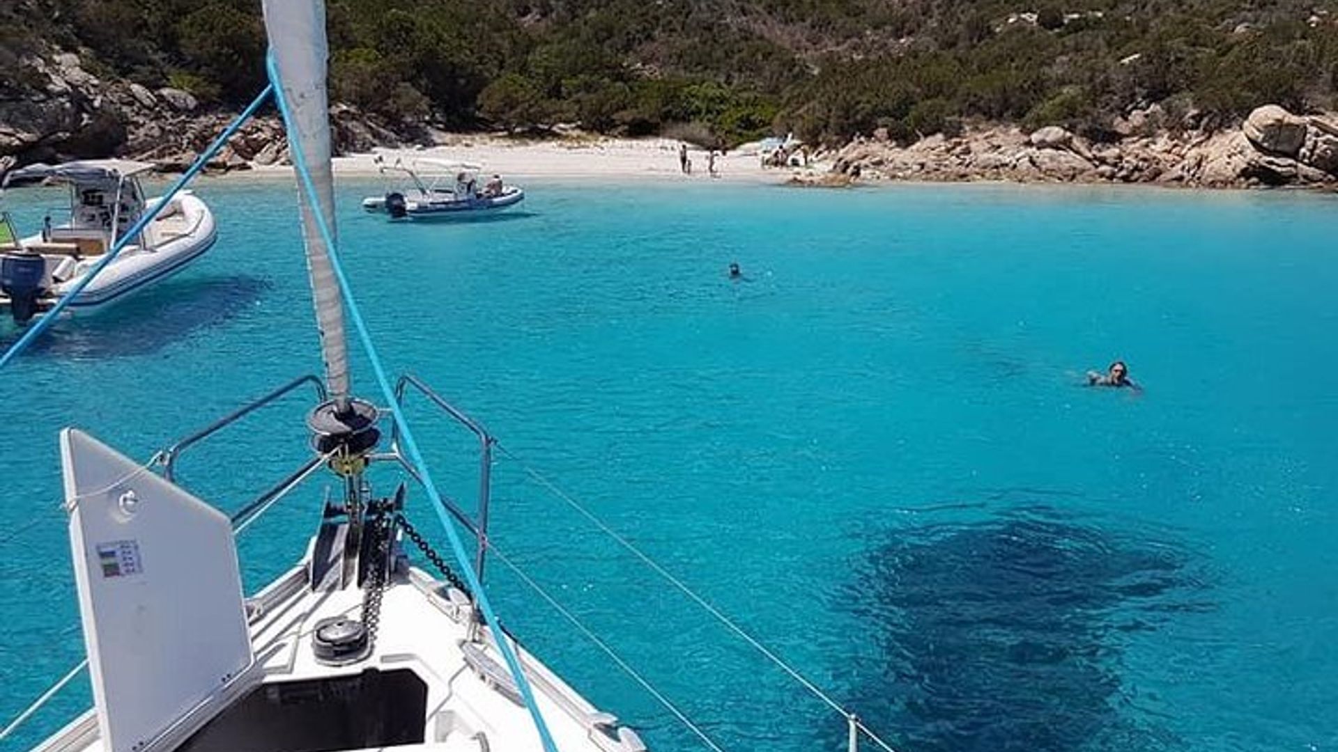Eine ganztägige La Maddalena-Segeltour in kleiner Gruppe