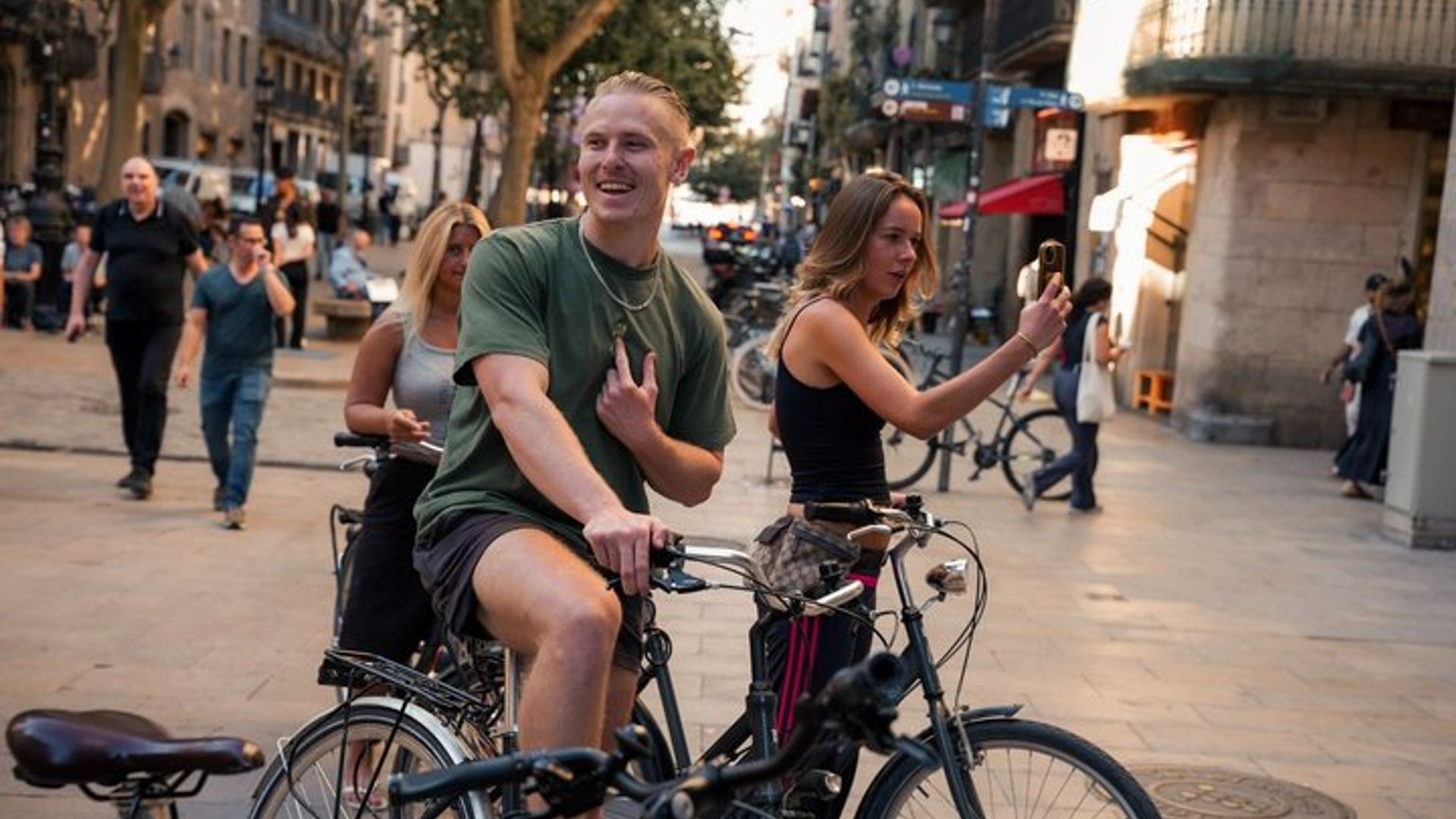 Barcelona Social Bike Tour and Tapas Experience
