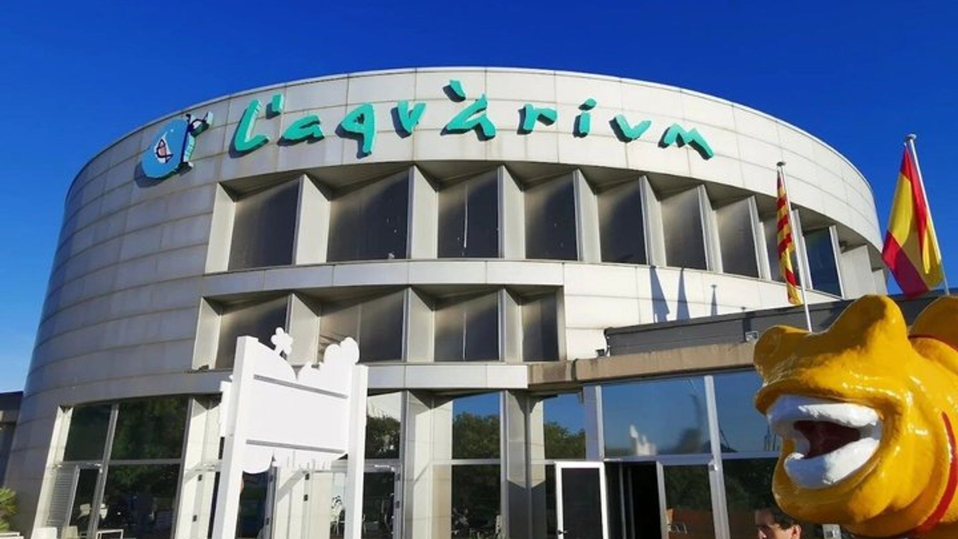 Barcelona Aquarium Ticket and Digital City Tour