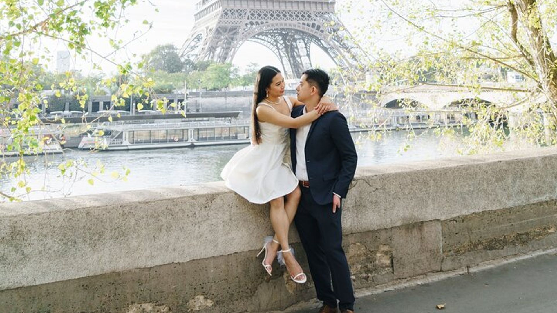 Séance photo à Paris avec photographe devant la tour Eiffel