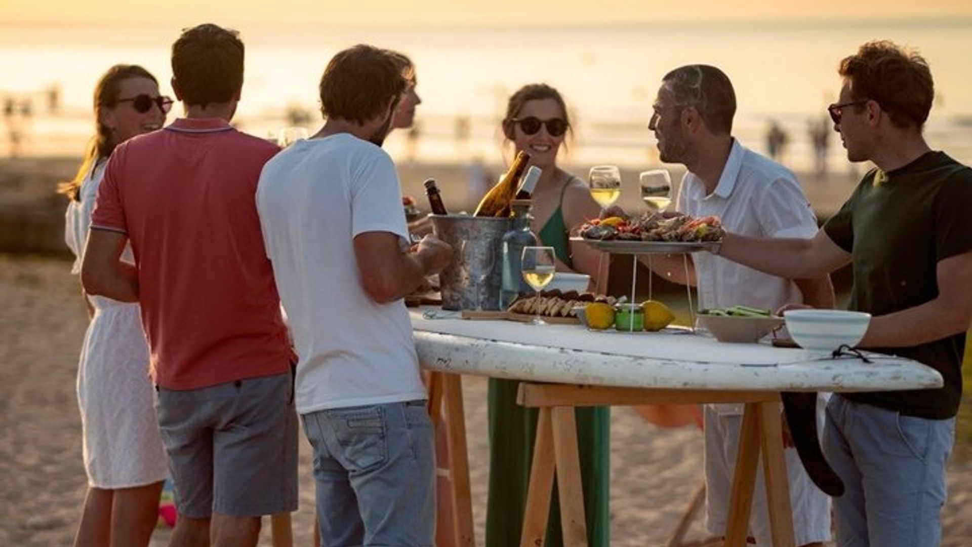 Pop up bar à huitres sur plage normande