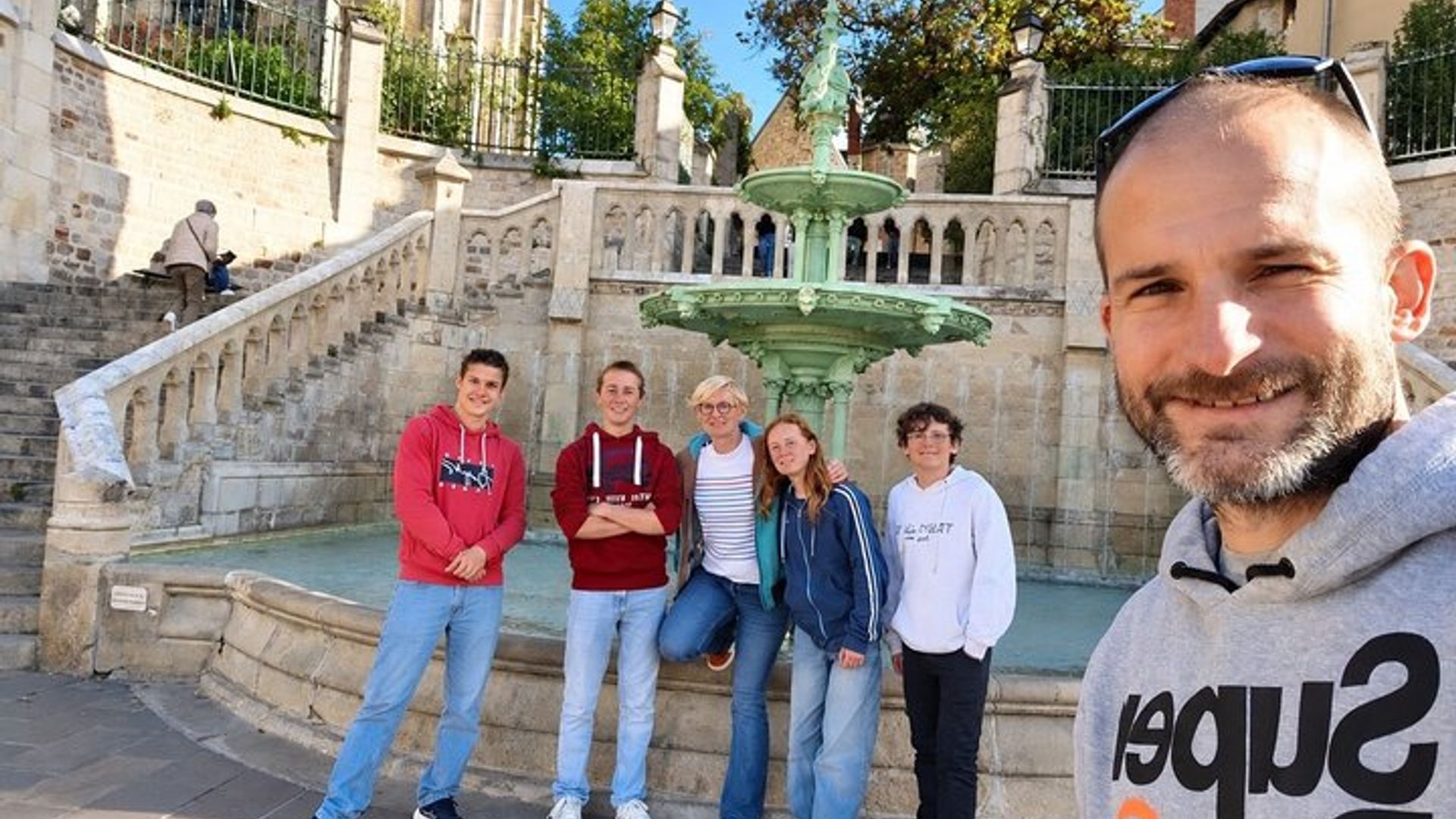 Visite à pied autoguidée du Mans avec jeu d'application de visites