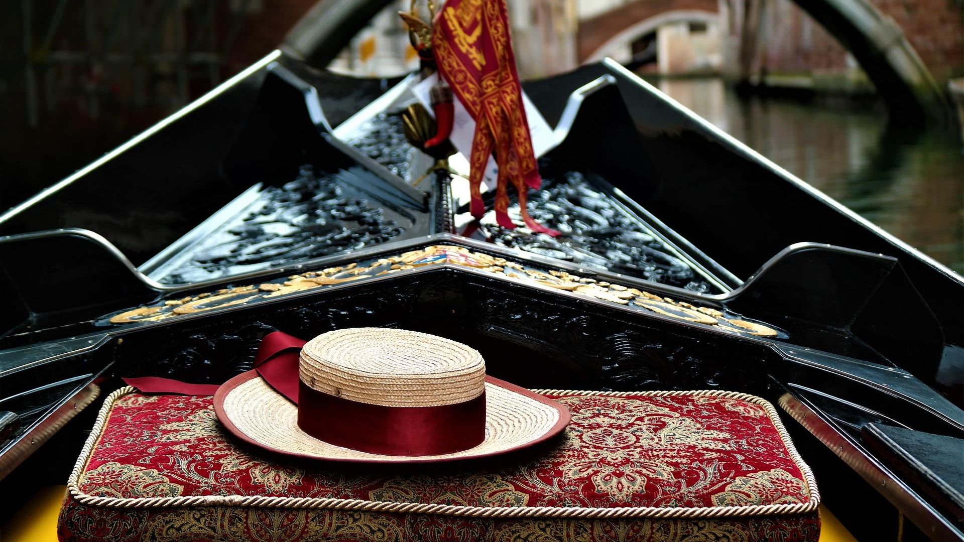 Private gondola ride and dinner in Venice