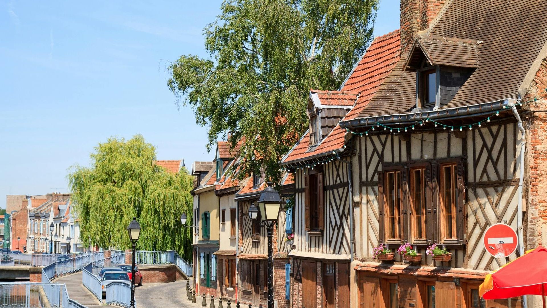 Amiens audio walking tour with monuments and canals