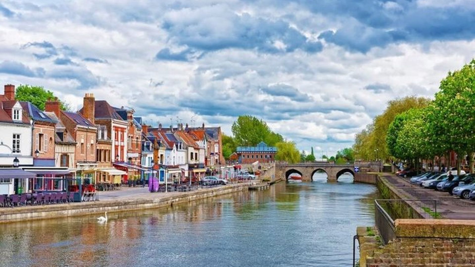 Balade en ville d'Amiens avec Audio Guide en 7 langues sur votre téléphone