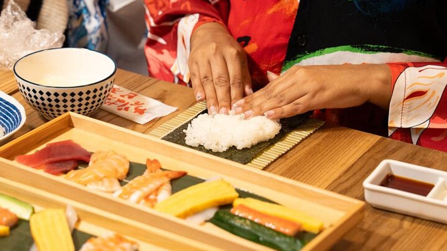 Popular Sushi Making Class in Asakusa