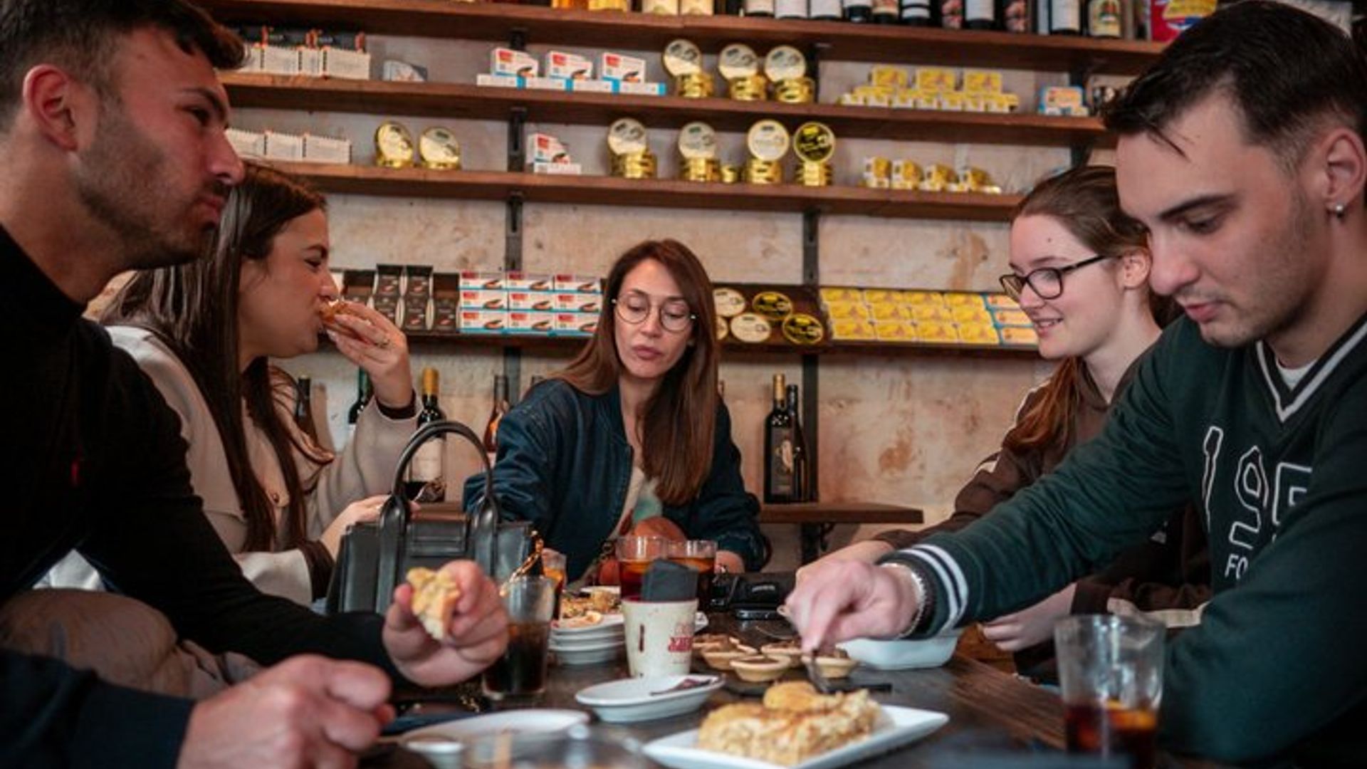 Barcelona: Gothic Quarter Tapas & Wine Small Group Tour