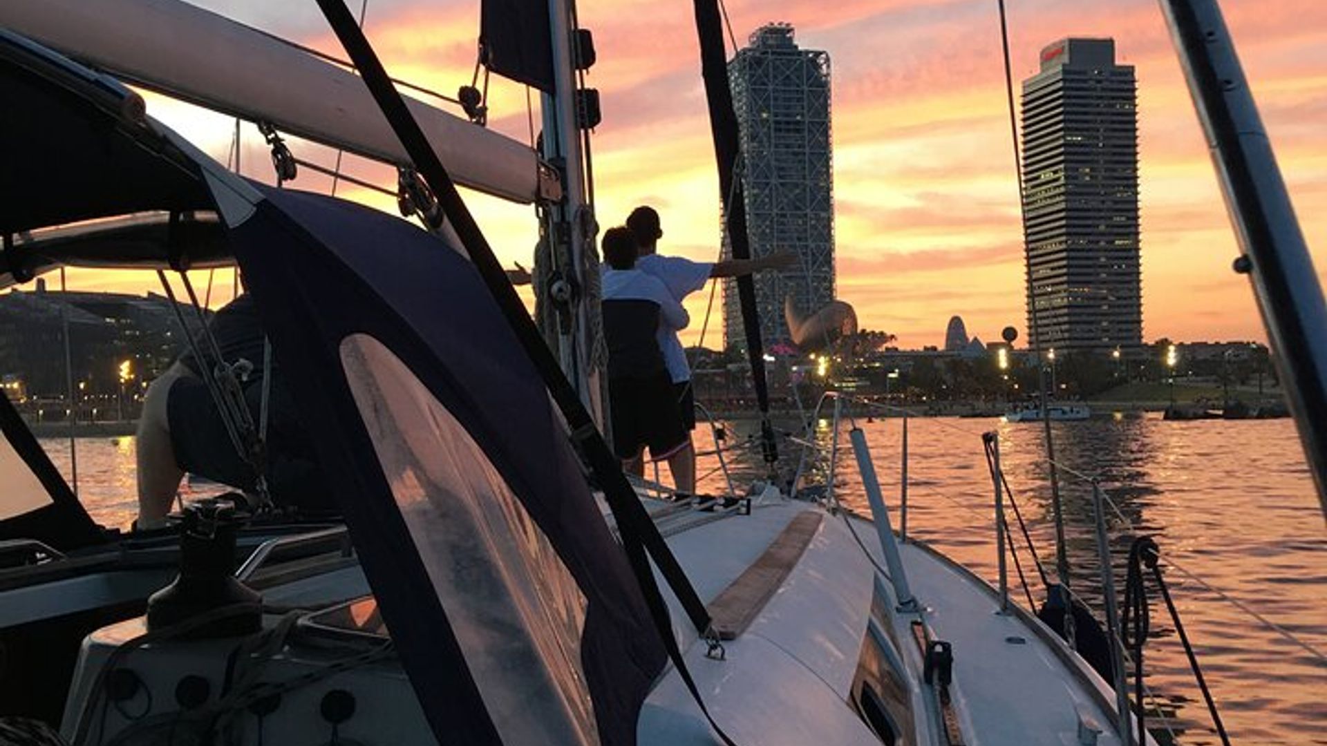 Barcelona: Sunset City Views Boat Trip With Cava