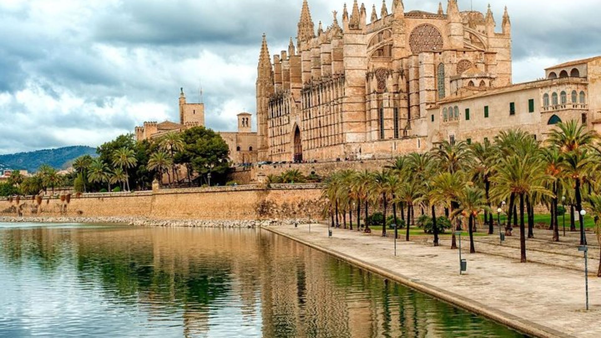 Palma de Mallorca Guided Tour with Hotel Pick up