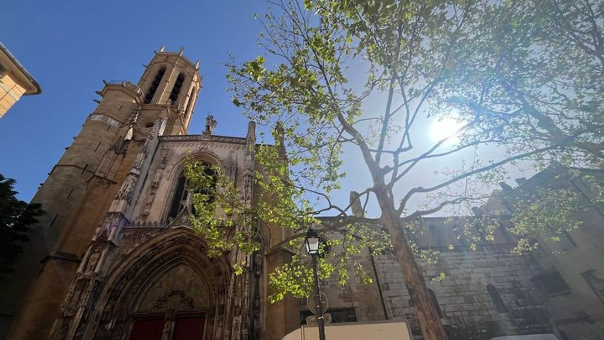 Tour a pie por Aix en Provence : Explora las principales atracciones y joyas ocultas