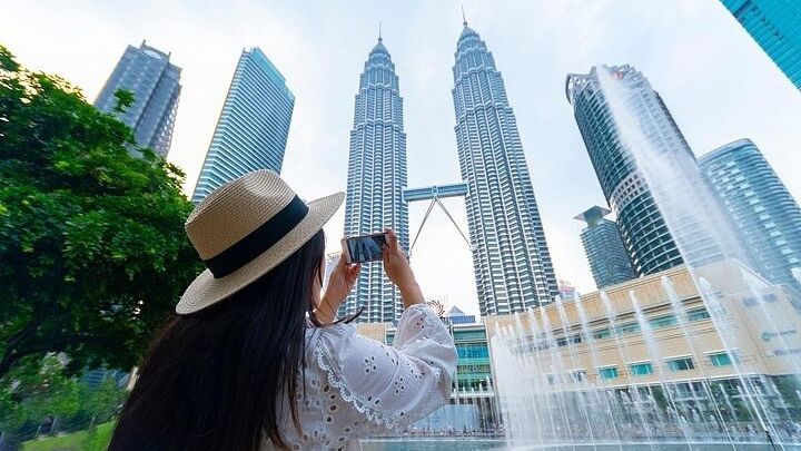 Kuala Lumpur Private Tour With Twin Towers and Batu Caves
