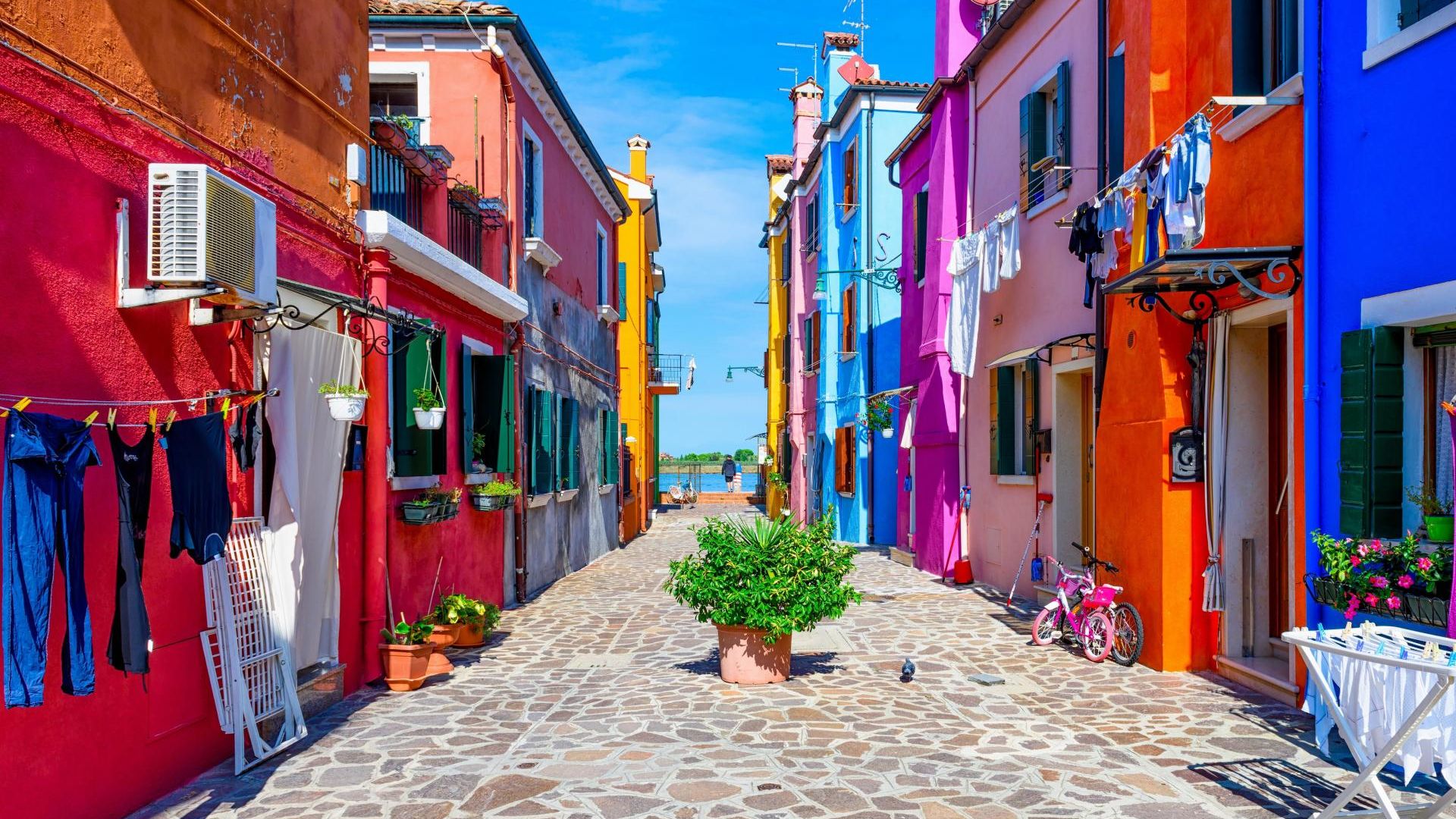 Murano & Burano Guided Tour by Boat with Glassmaking Demo