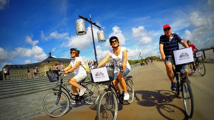 Bordeaux Essentials Sightseeing Bike Tour with a Local Guide
