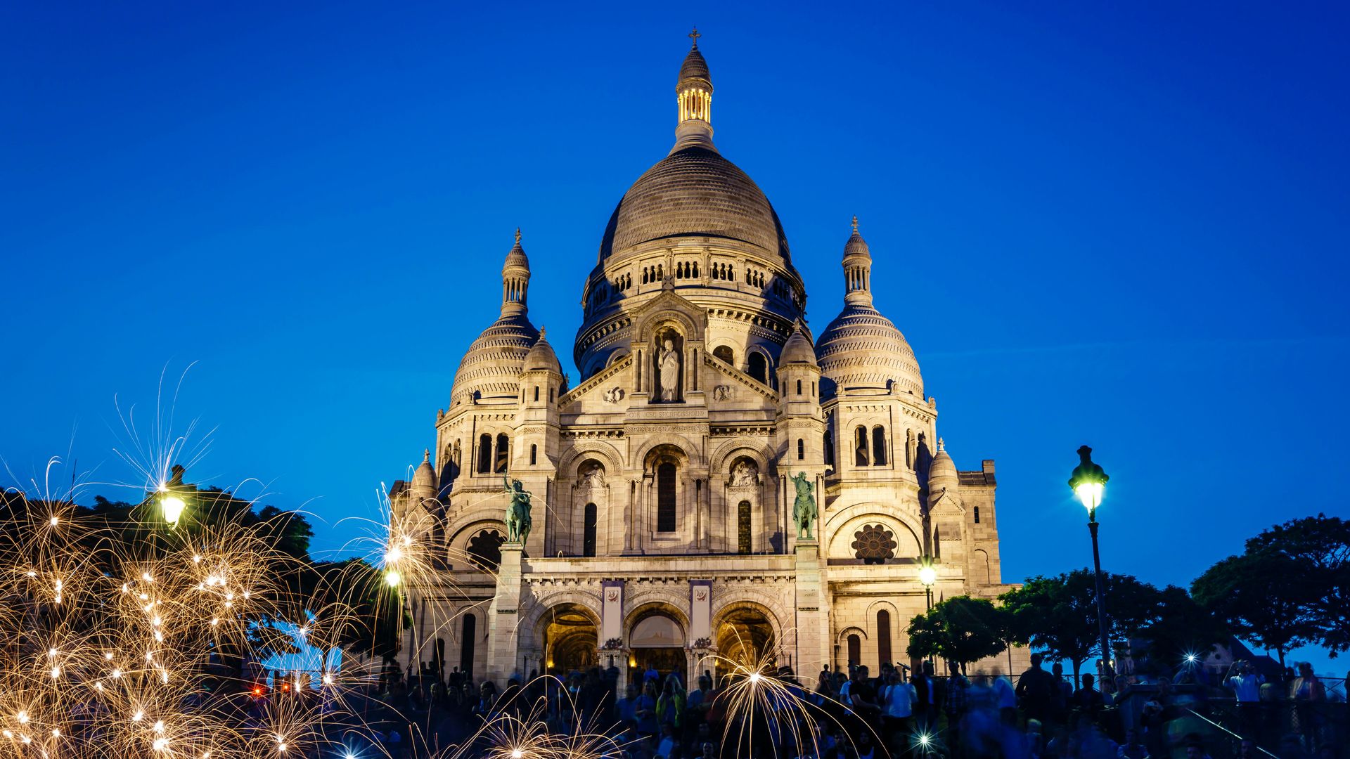 Paris: Guided Tour of Montmartre with Dinner and Traditional Cabaret
