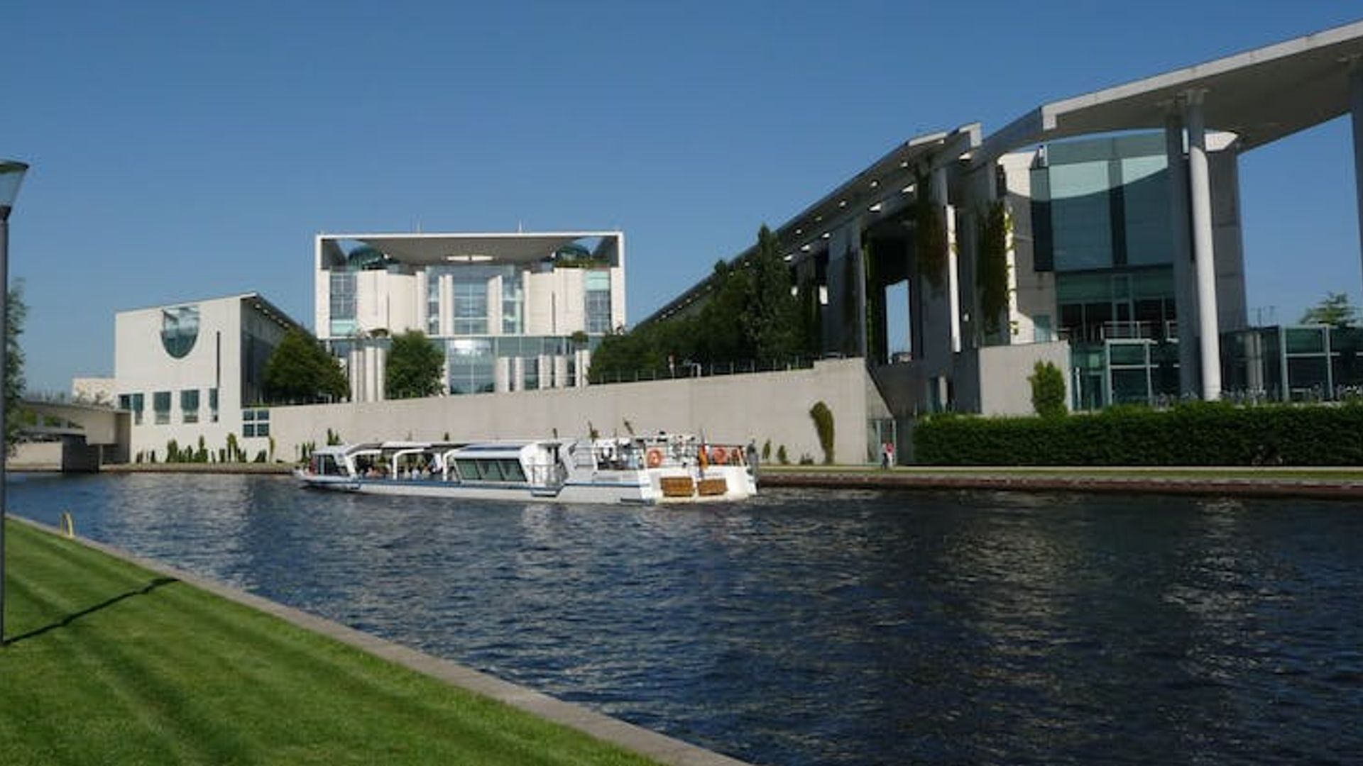 1-hour historical sightseeing cruise in Berlin