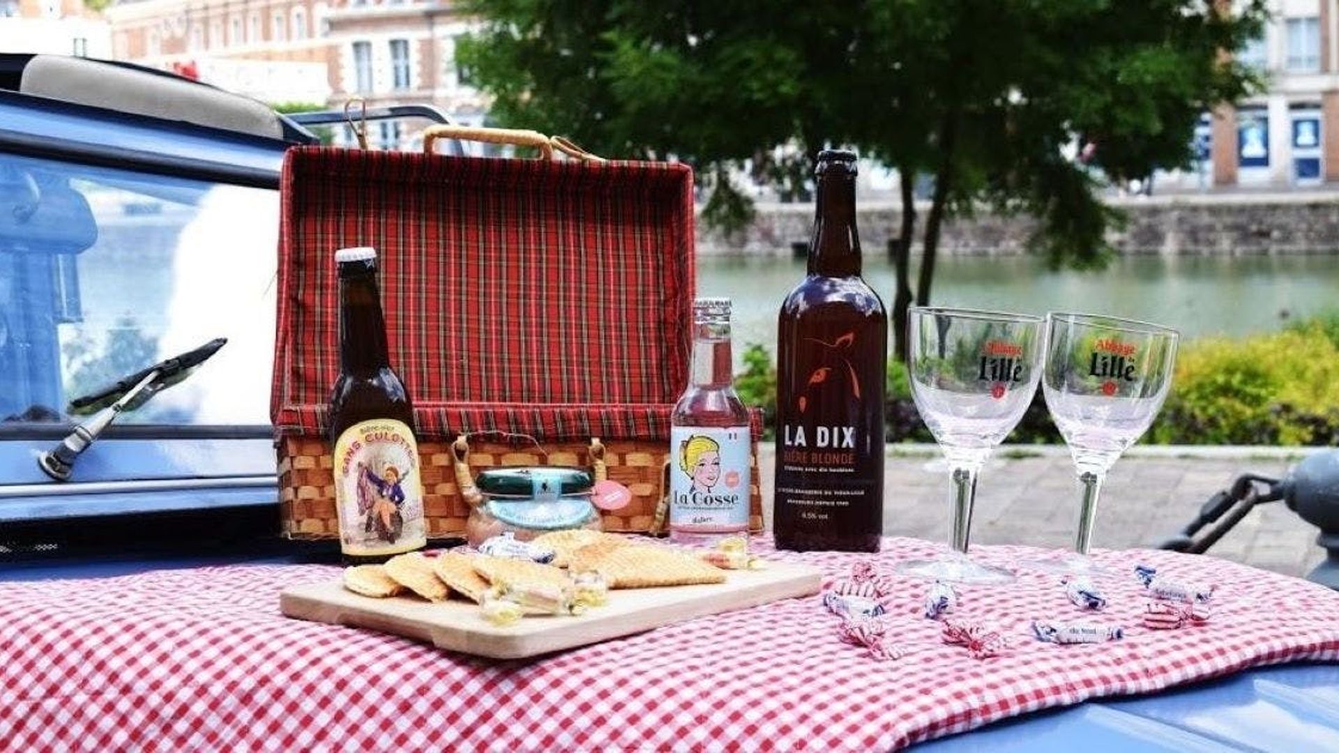 1-hour tour in Lille by Citroën 2CV with tasting