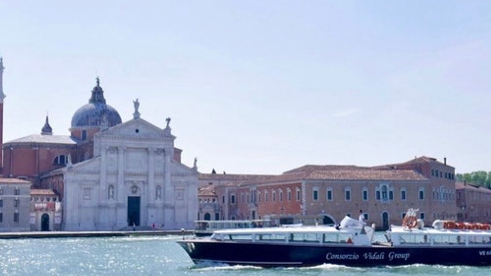 Murano, Burano & Torcello: Afternoon Boat Tour + Glass-blowing Demonstration
