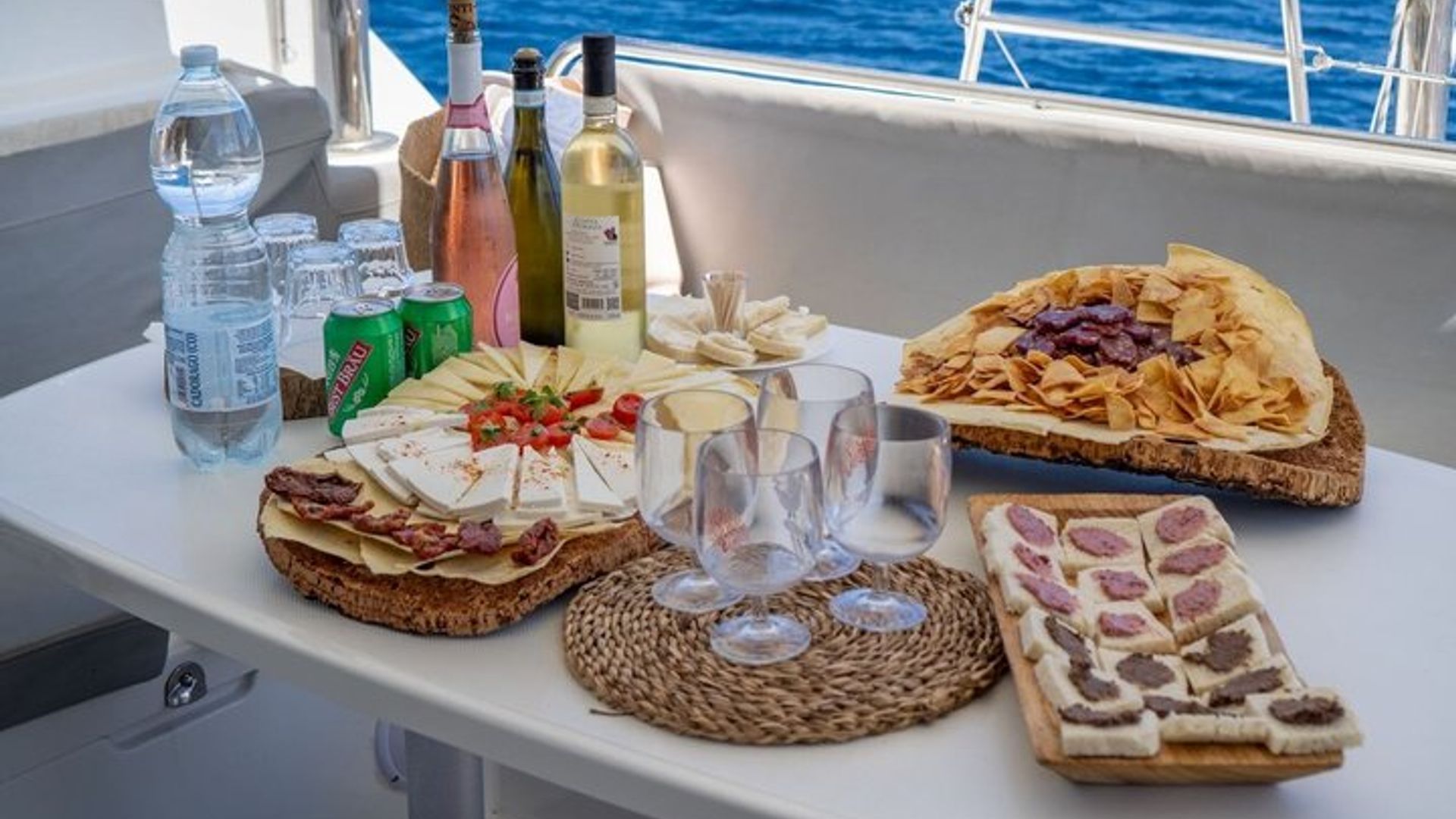 Un tour de día completo en catamarán Maddalena, con almuerzo.