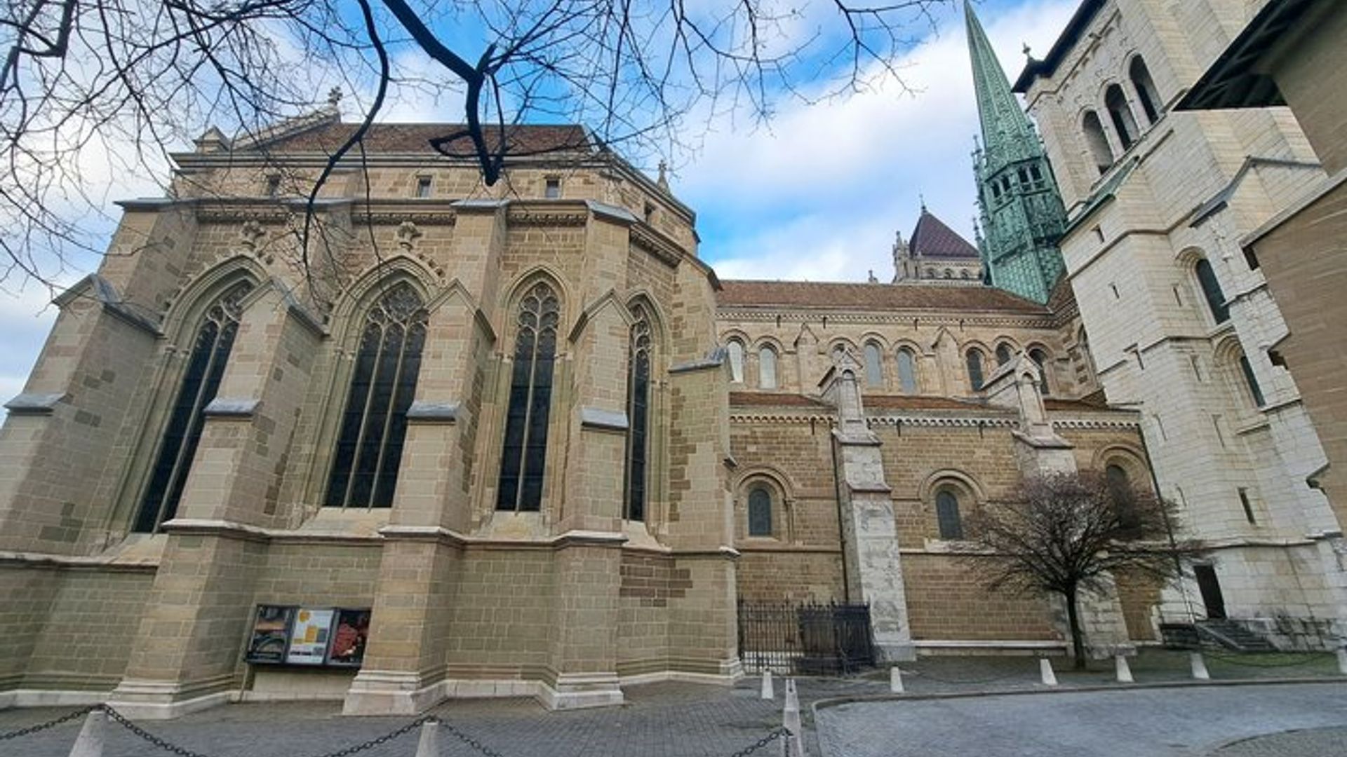 Geneva Hop On Hop Off Sightseeing Tour by Open Bus and Mini Train