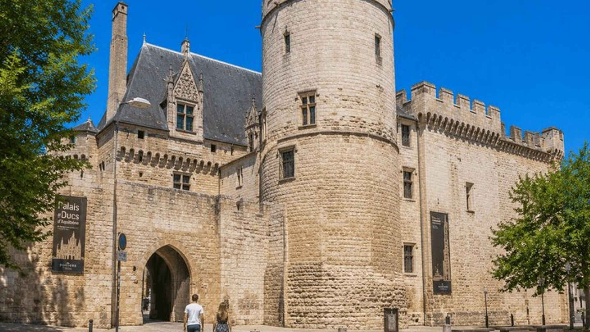 Hello Poitiers : Private 2 - Hour Intro Paseo por la ciudad con guía local