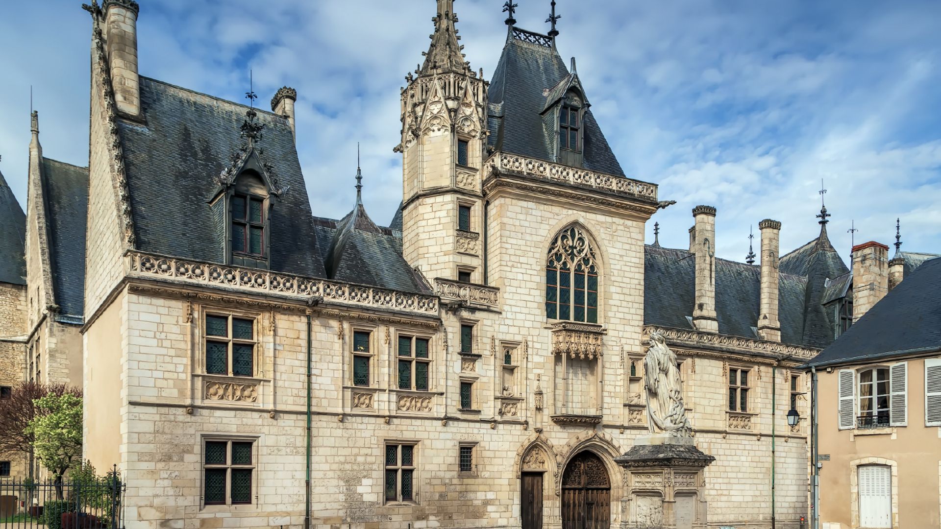 Bourges: Audio guided walking tour (1h20 - 22 audio comments)