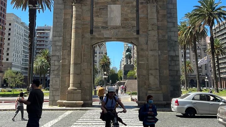 Tailor-made Montevideo: Private City Tour with a Local