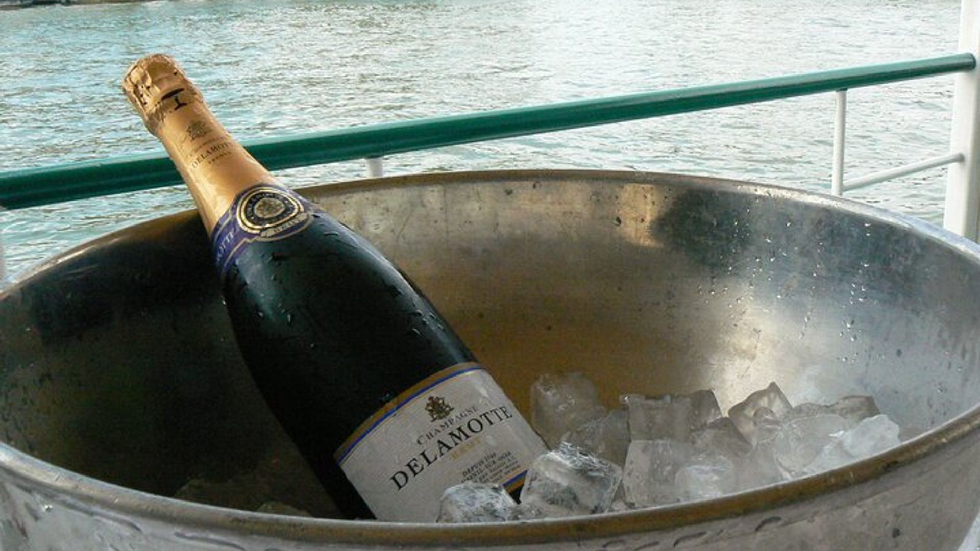 Paris: Seine River Happy Hour Sightseeing Cruise