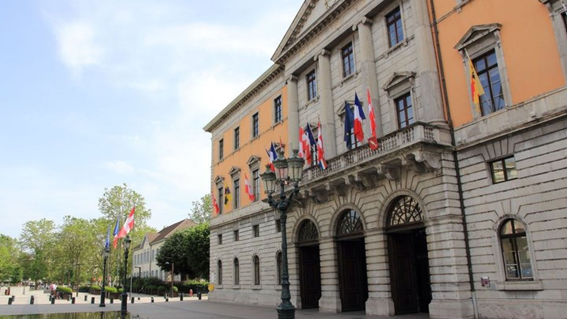 Annecy Scavenger Hunt & Highlights Self-Guided Walking Tour