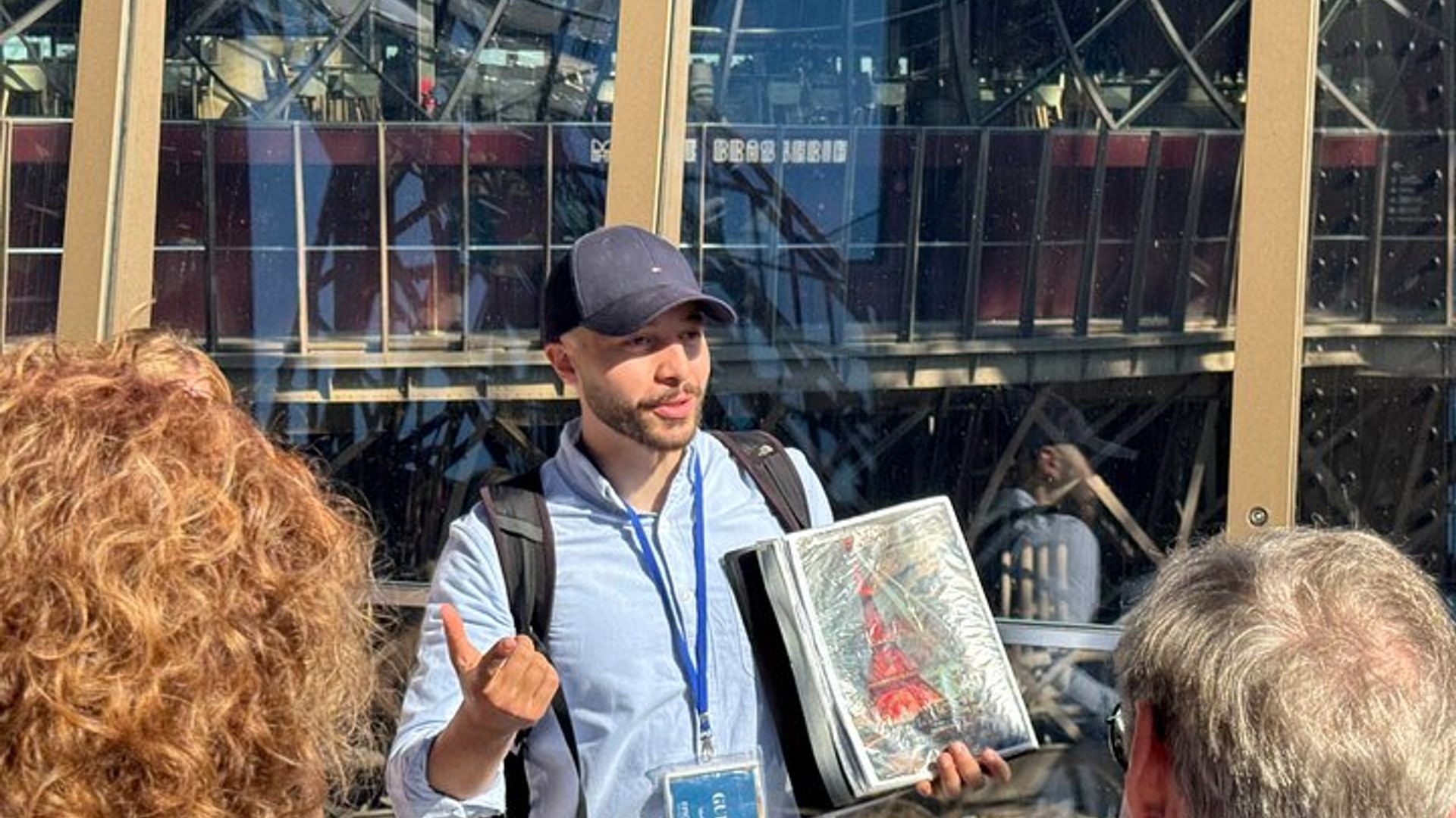 Parigi: Tour Guidato della Torre Eiffel a Piedi con Summit Opzionale