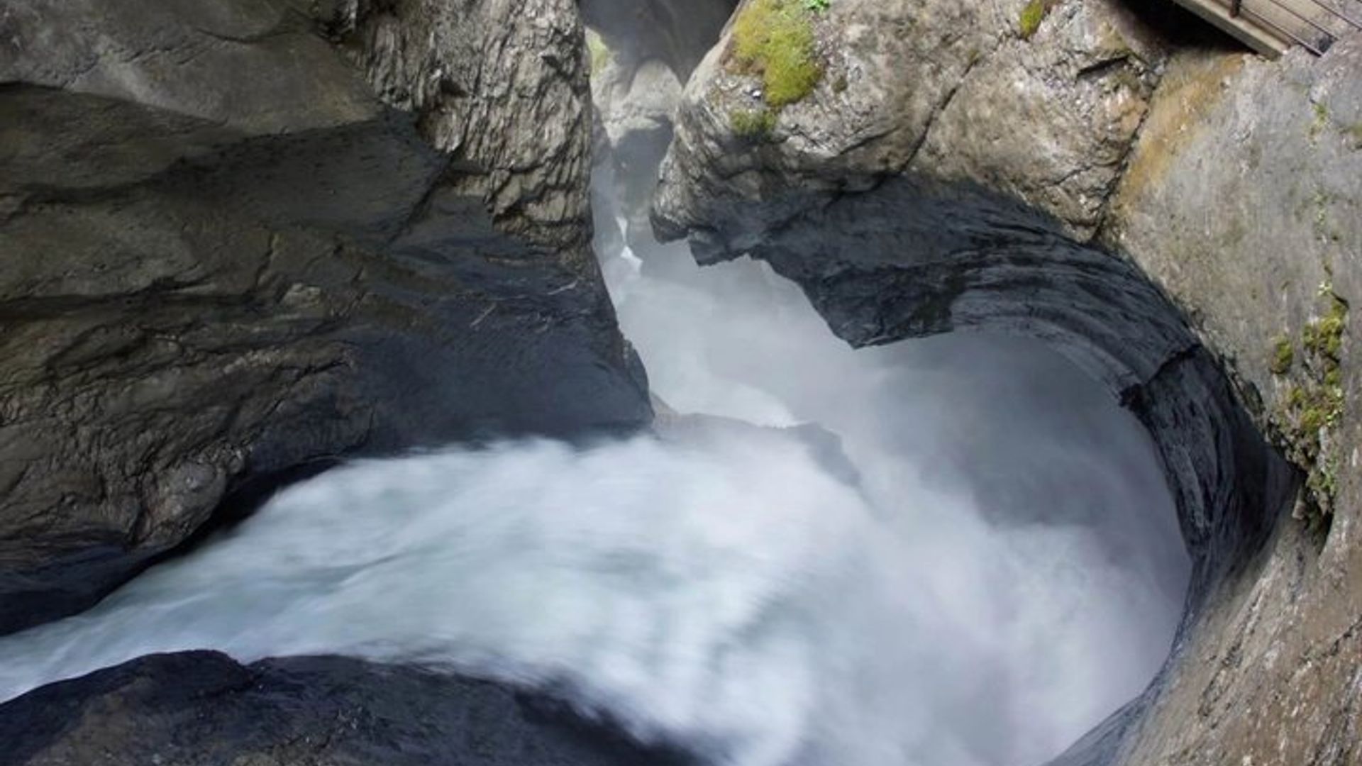 Lauterbrunnen Valley Waterfalls E-Bike Tour with Picnic Lunch