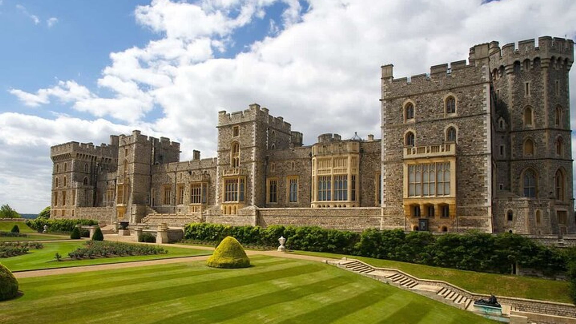Buckingham Palace State Rooms and Windsor Castle from London