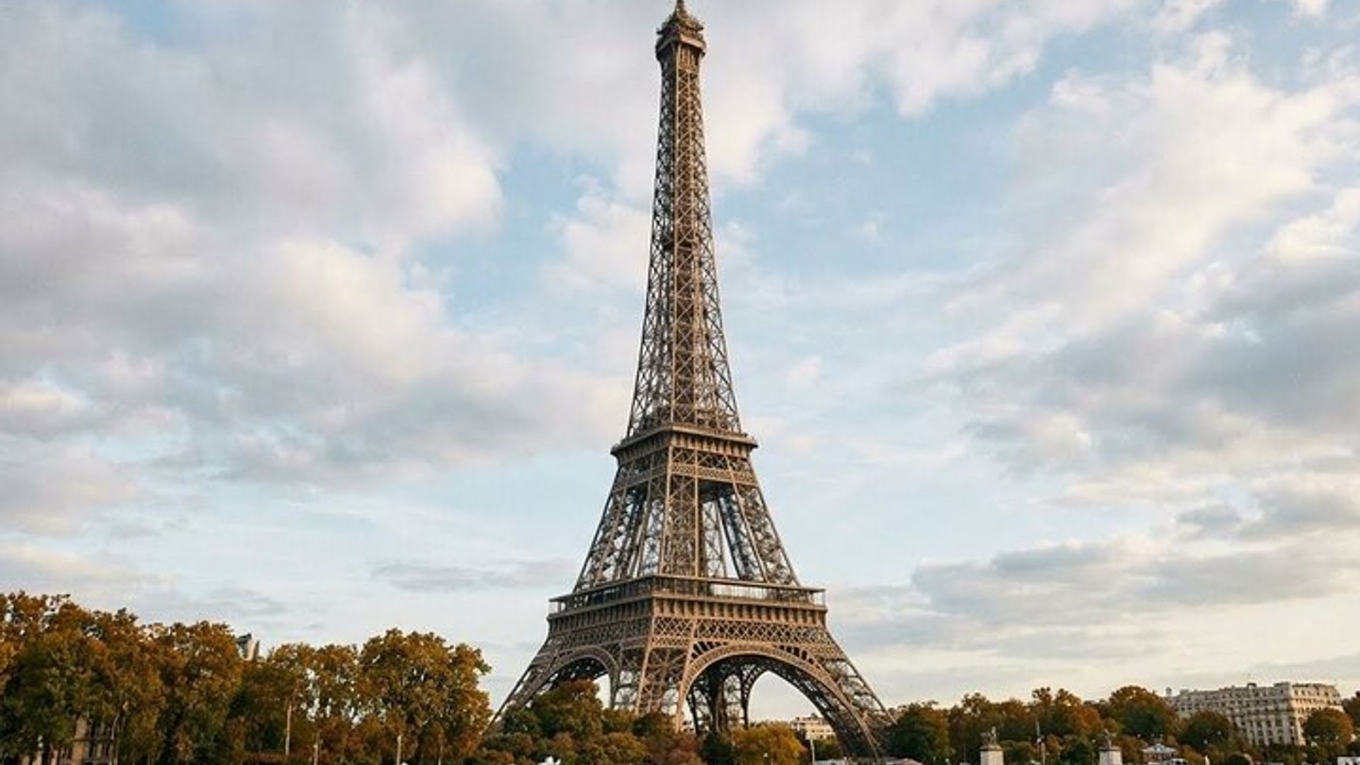 Paris Eiffel Tower Tour With Skip-the-Line Access and Guide
