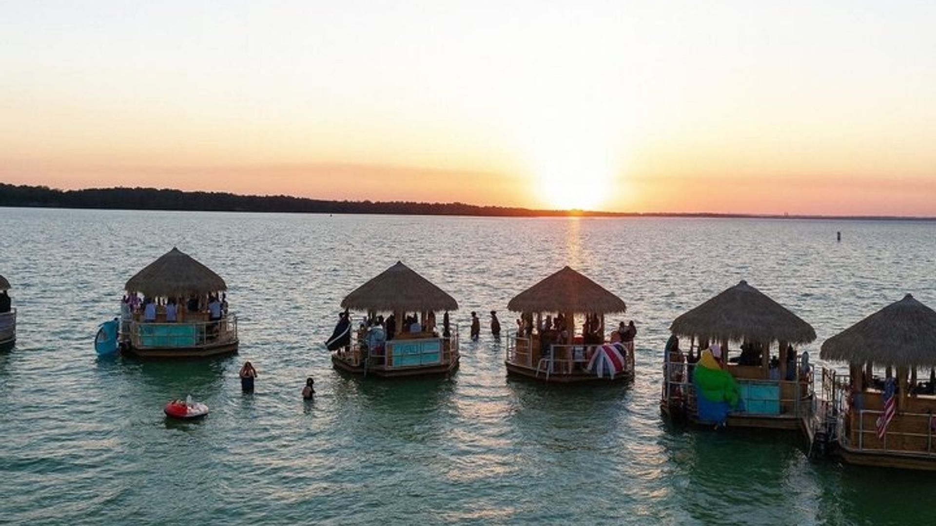 Crucero Tiki al atardecer por el puerto de Destin desde Destin