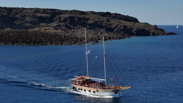 Santorini Volcano and Hot Springs Boat Tour