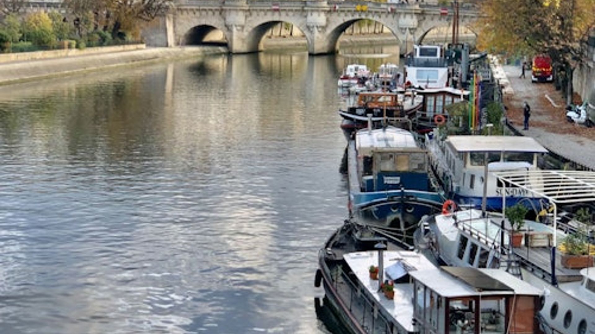 Paris: Semi-Private Walking Tour + Notre-Dame Cathedral Entry
